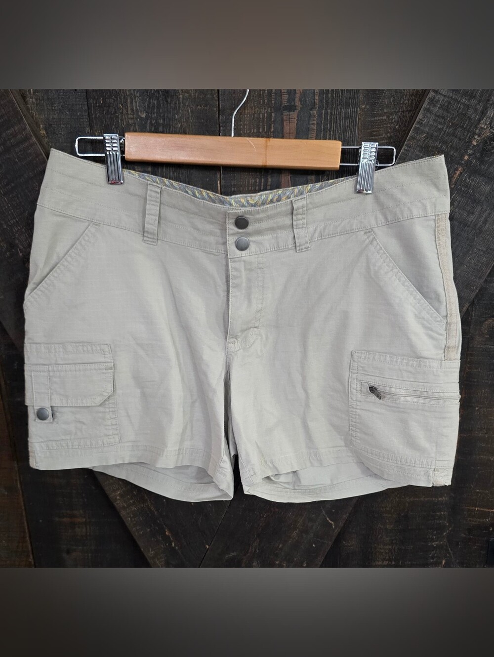Women’s Lightweight Beige Columbia Cargo Shorts Sz 10